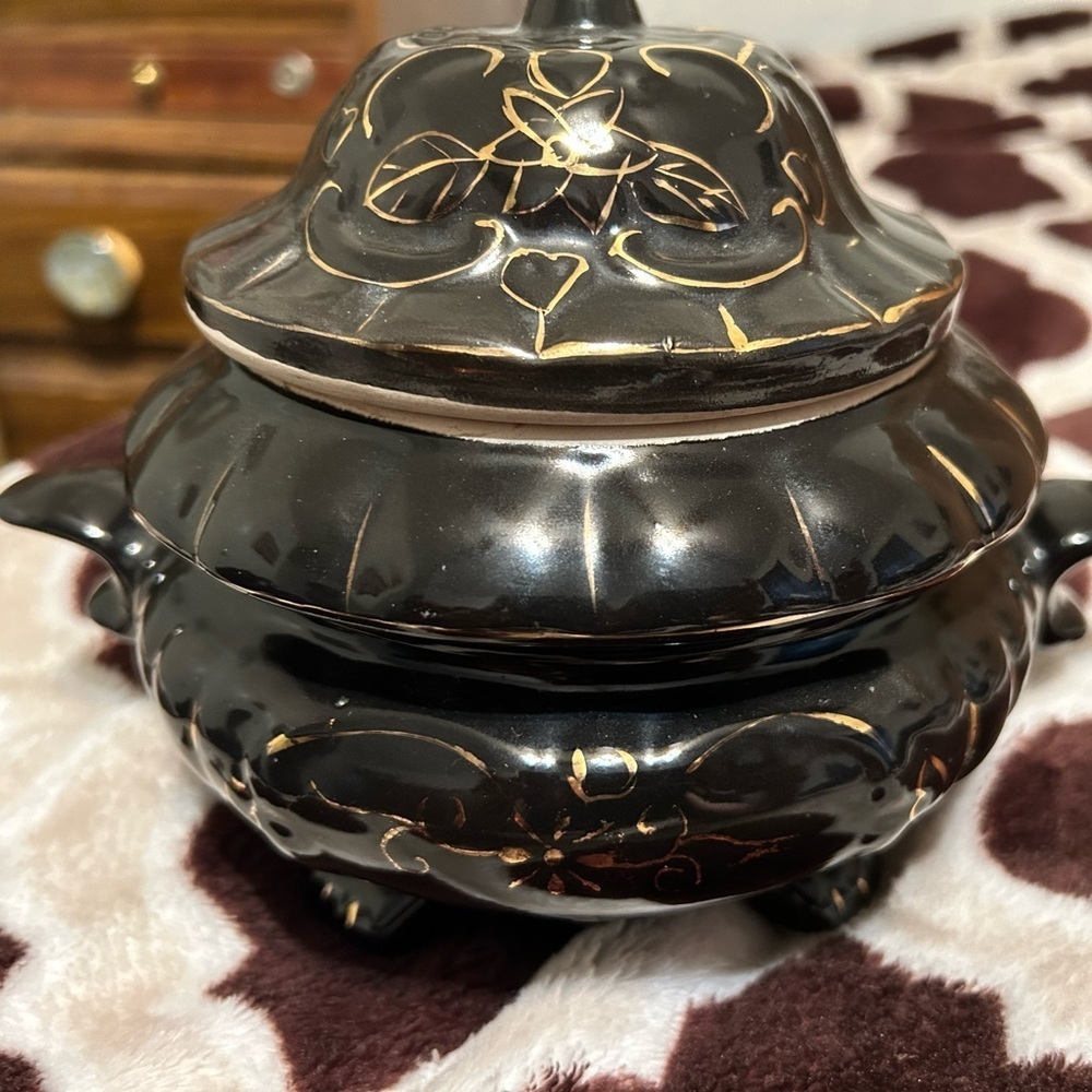 Blank and gold pot